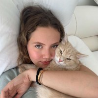 Iris Apatow with her pet cat Honey