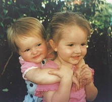 Kaitlyn Dever with sister Mady- childhood