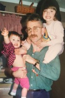 Natalia Dyer childhood with her father & sister
