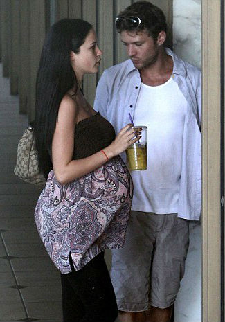 Pregnant Alexis Knapp with Ex-boyfriend Ryan Philippe