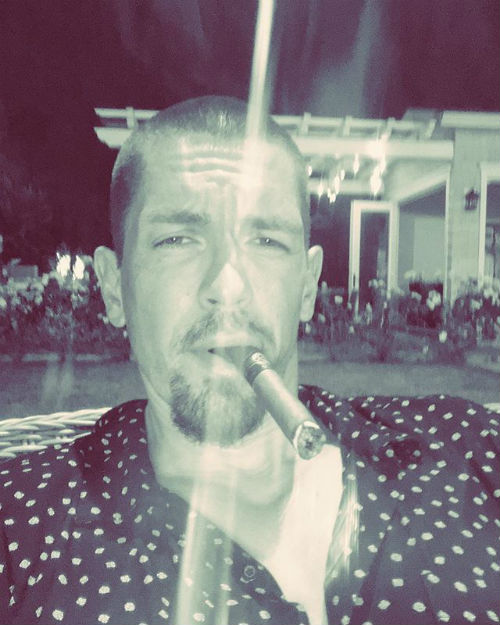Steve Howey röker en cigarett (eller weed)
