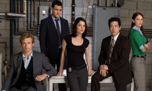 Amanda Righetti con el equipo de 'the Mentalist'