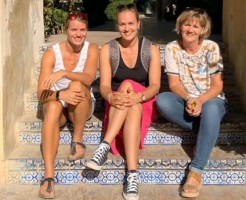 Dafne Schipper with mother and sister