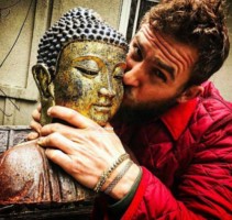 Jack Kesy kissing the buddha