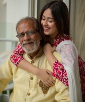 Jannat Zubair Rahmani with her grandfather