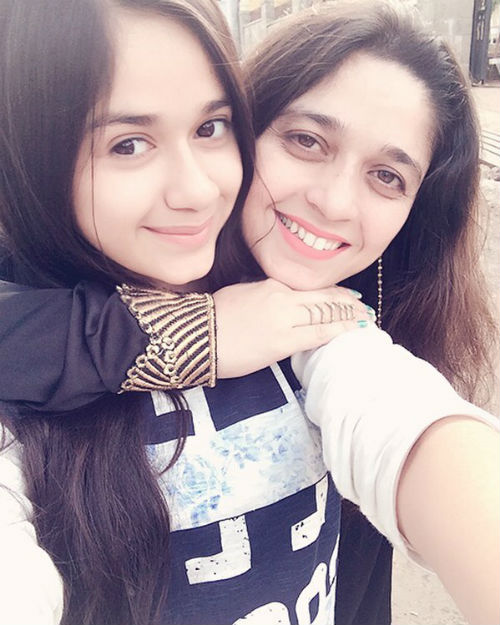 Jannat Zubair Rahmani with her mother Nazneen Rahmani