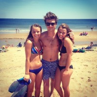 Joe Keery with sisters