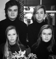 Joe Keery with sisters