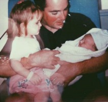 Kaitlyn Dever with her father Tim Dever & sister Mady Dever