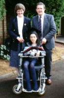 Liz Carr with parents on the graduation day