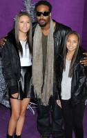 Shawn Wayans with his daughters